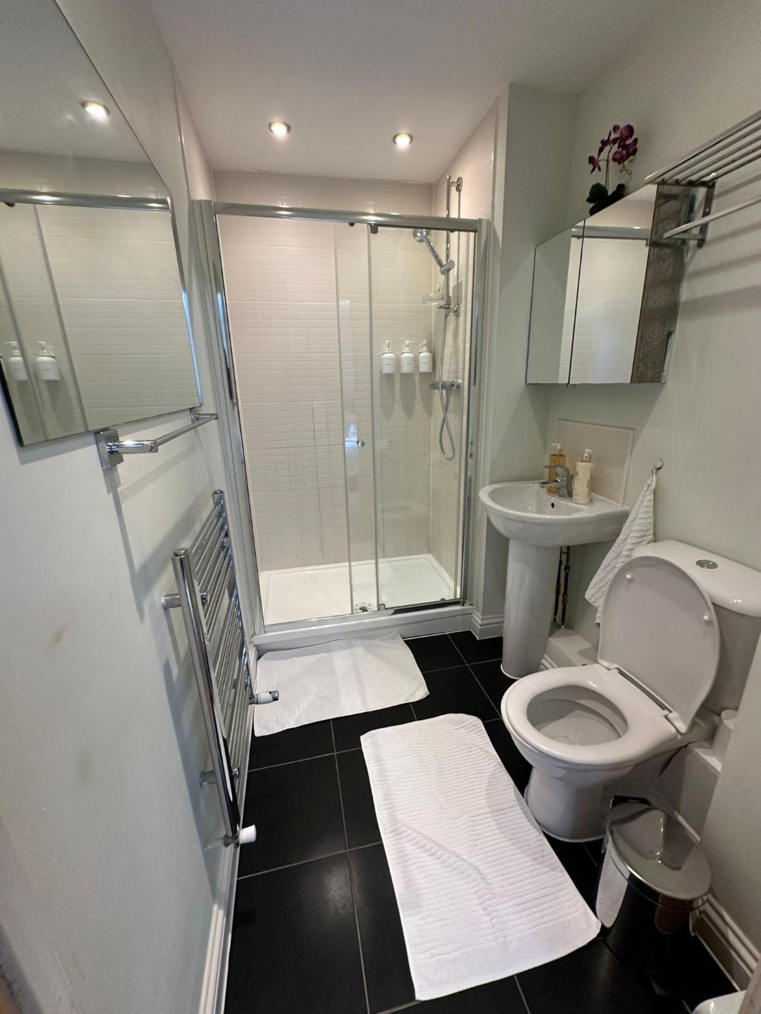 Tony'S Court Beautifully Furnished 2 Bedrooms Apartment 埃奇韦尔 外观 照片