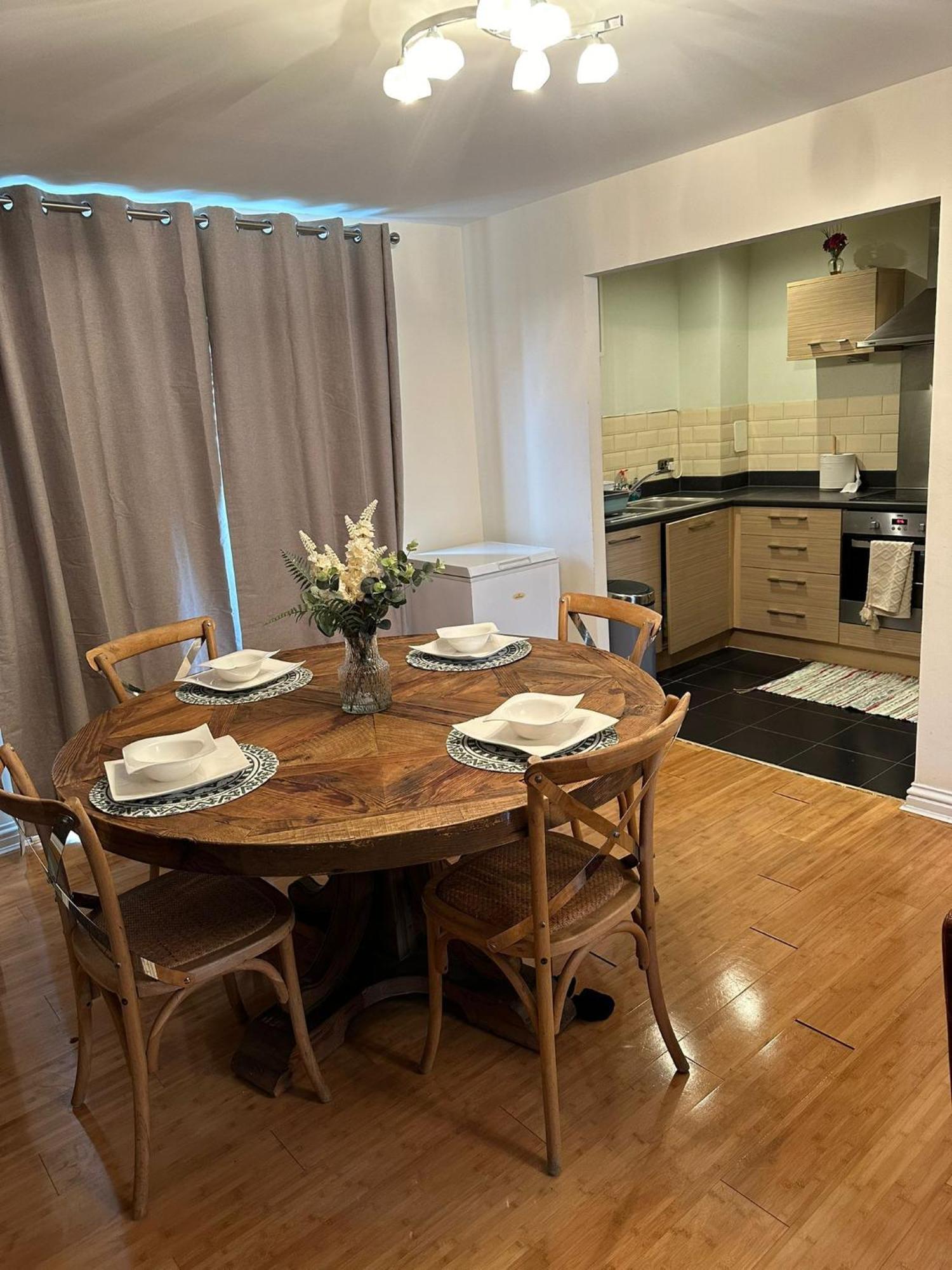 Tony'S Court Beautifully Furnished 2 Bedrooms Apartment 埃奇韦尔 外观 照片